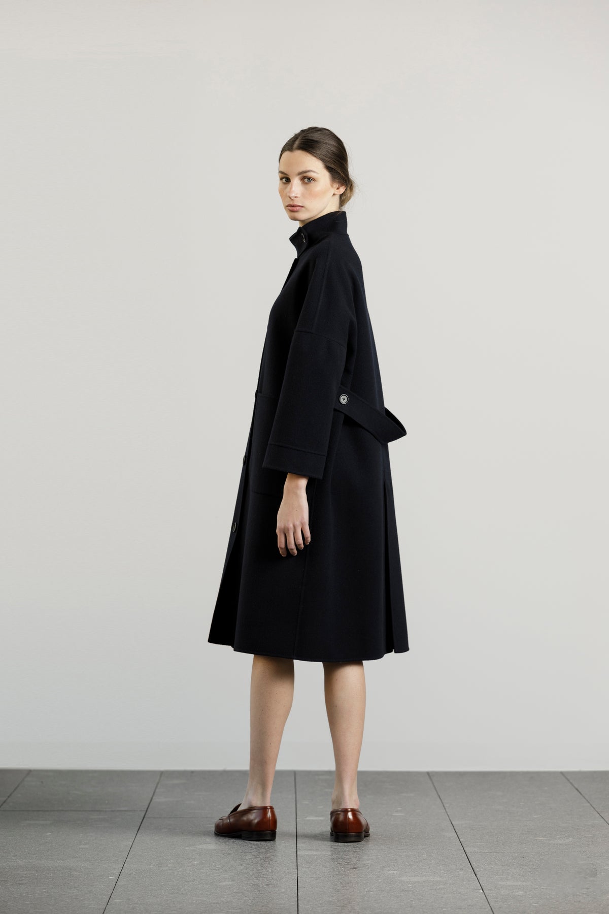 Asciari FLORE, cappotto con collo alla coreana da donna in lana loden nera, made in Italy
